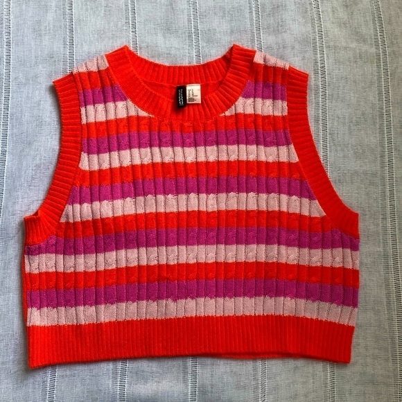 Divided stripped cropped sweater vest in vibrant colors. - Picture 1 of 11